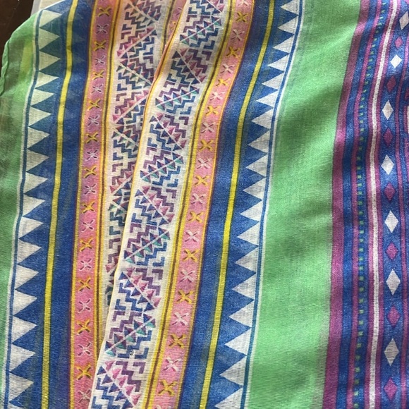 Women’s Beautiful Lightweight Wrap or Scarf - Picture 4 of 6